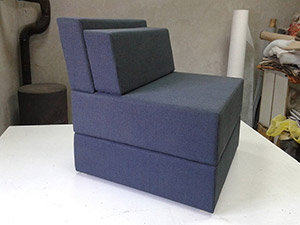 plava fotelja sa jastucima